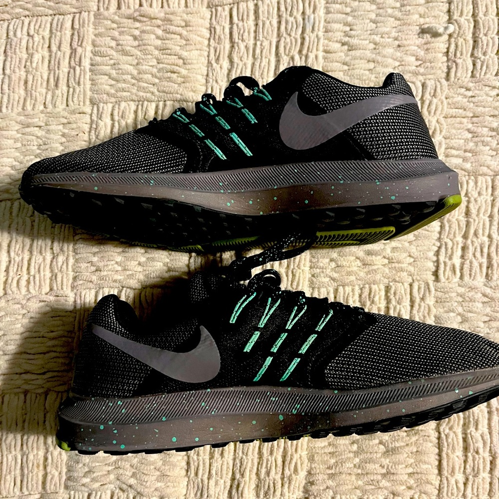 Used nike shoes but still in good condition